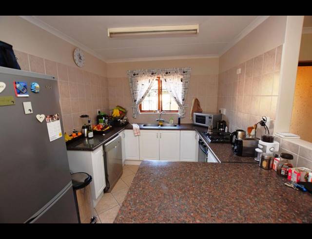 2 BEDROOM APARTMENT FOR SALE IN BRYANSTON